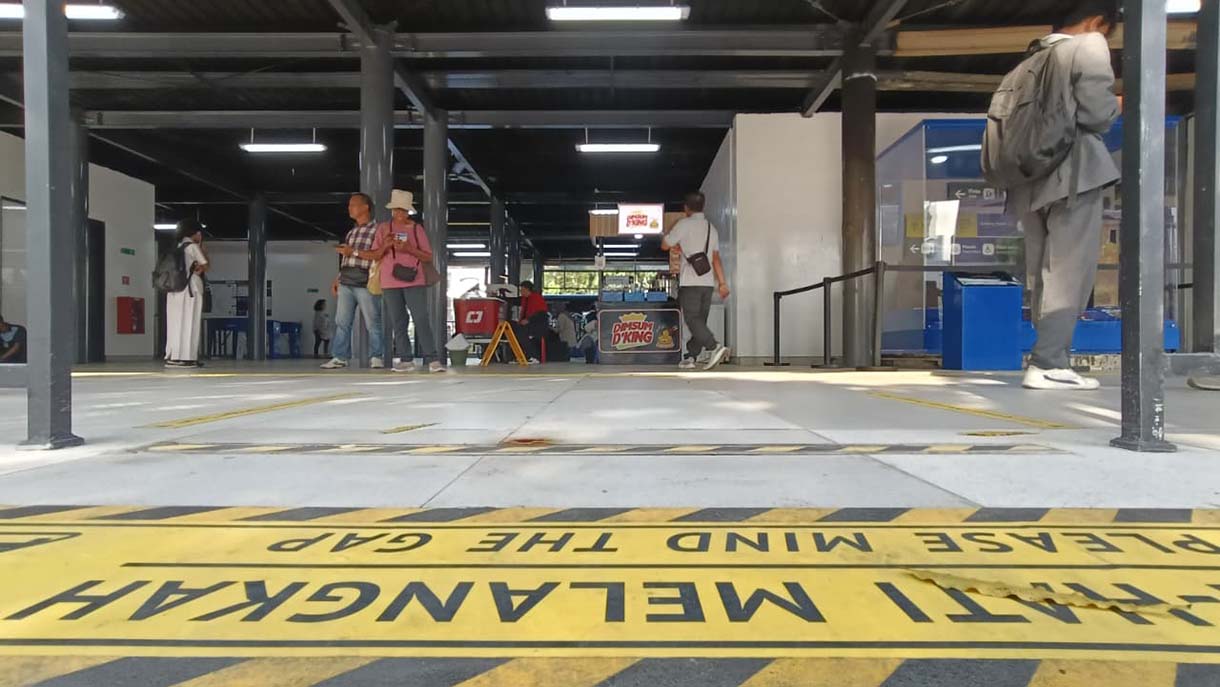 Bus Transjakarta berhenti untuk memuat penumpang di Halte Jaga Jakarta, Senen, Jakarta Pusat, Senin (8/9/2025).   (Beritanasional.com/Oke Atmaja)