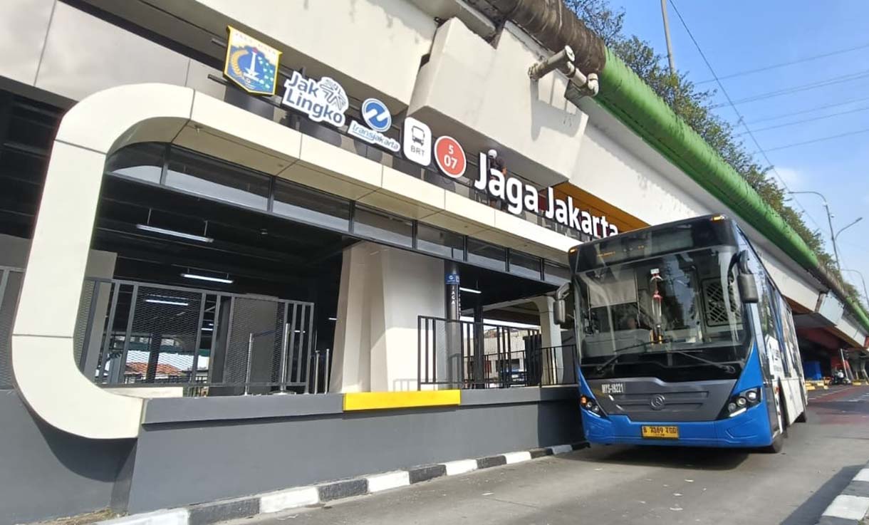 Bus Transjakarta berhenti untuk memuat penumpang di Halte Jaga Jakarta, Senen, Jakarta Pusat, Senin (8/9/2025).   (Beritanasional.com/Oke Atmaja)