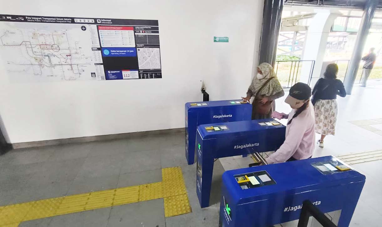 Halte Transjakarta Senen Kembali Beroperasi Calon penumpang menunggu kedatangan bus Transjakarta di Halte Jaga Jakarta, Senen, Jakarta Pusat, Senin (8/9/2025). (Beritanasional.com/Oke Atmaja)