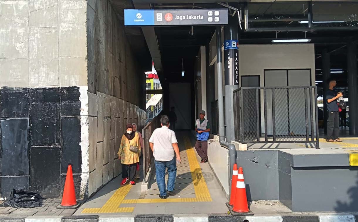 Halte Transjakarta Senen Kembali Beroperasi Calon penumpang menunggu kedatangan bus Transjakarta di Halte Jaga Jakarta, Senen, Jakarta Pusat, Senin (8/9/2025). (Beritanasional.com/Oke Atmaja)