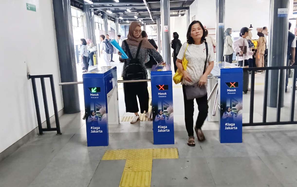 Halte Transjakarta Senen Kembali Beroperasi Calon penumpang menunggu kedatangan bus Transjakarta di Halte Jaga Jakarta, Senen, Jakarta Pusat, Senin (8/9/2025). (Beritanasional.com/Oke Atmaja)
