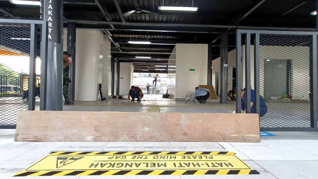 Halte Transjakarta Senen Siap Beroperasi Kembali Pekerja memperbaiki halte Transjakarta Senen, Jakarta, Minggu (7/9/2025). (Beritanasional.com/Oke Atmaja)