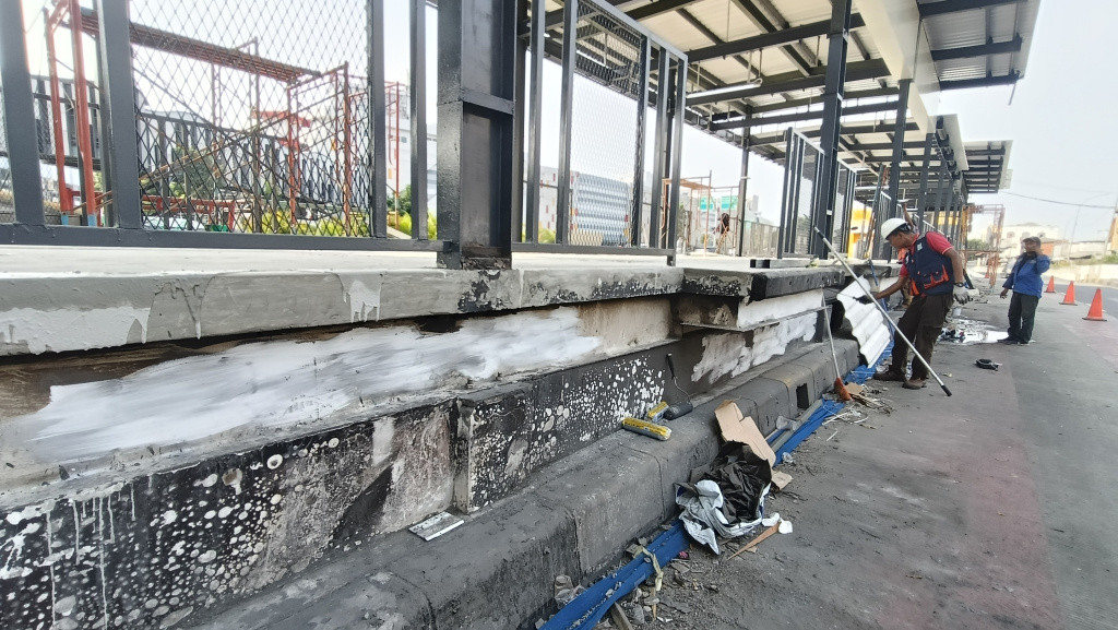 Halte Transjakarta Senen Siap Beroperasi Kembali Pekerja memperbaiki halte Transjakarta Senen, Jakarta, Minggu (7/9/2025). (Beritanasional.com/Oke Atmaja)