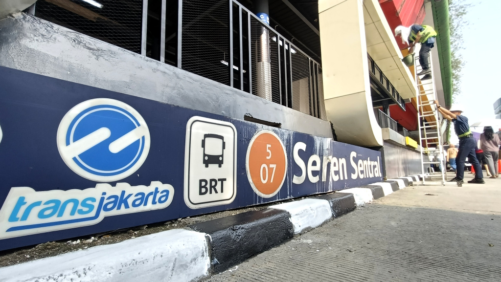 Halte Transjakarta Senen Siap Beroperasi Kembali Pekerja memperbaiki halte Transjakarta Senen, Jakarta, Minggu (7/9/2025). (Beritanasional.com/Oke Atmaja)
