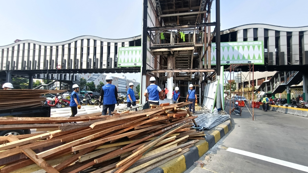 Halte Transjakarta Senen Siap Beroperasi Kembali Pekerja memperbaiki halte Transjakarta Senen, Jakarta, Minggu (7/9/2025). (Beritanasional.com/Oke Atmaja)