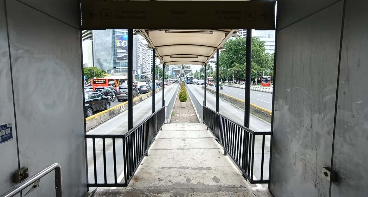Kendaraan melintasi Halte Tosari lama di Jalan Jenderal Sudirman, Jakarta, Kamis (6/11/2025). (Beritanasional.com/Oke Atmaja)