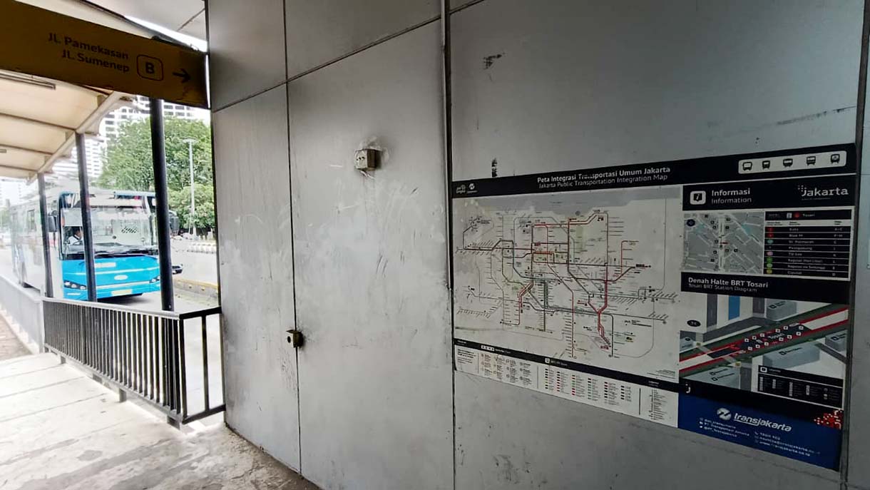 Kendaraan melintasi Halte Tosari lama di Jalan Jenderal Sudirman, Jakarta, Kamis (6/11/2025). (Beritanasional.com/Oke Atmaja)