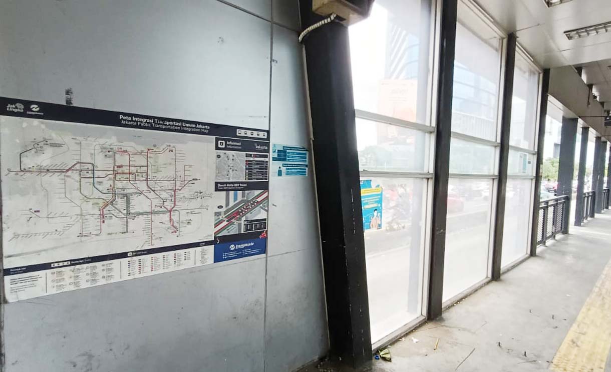 Kendaraan melintasi Halte Tosari lama di Jalan Jenderal Sudirman, Jakarta, Kamis (6/11/2025). (Beritanasional.com/Oke Atmaja)