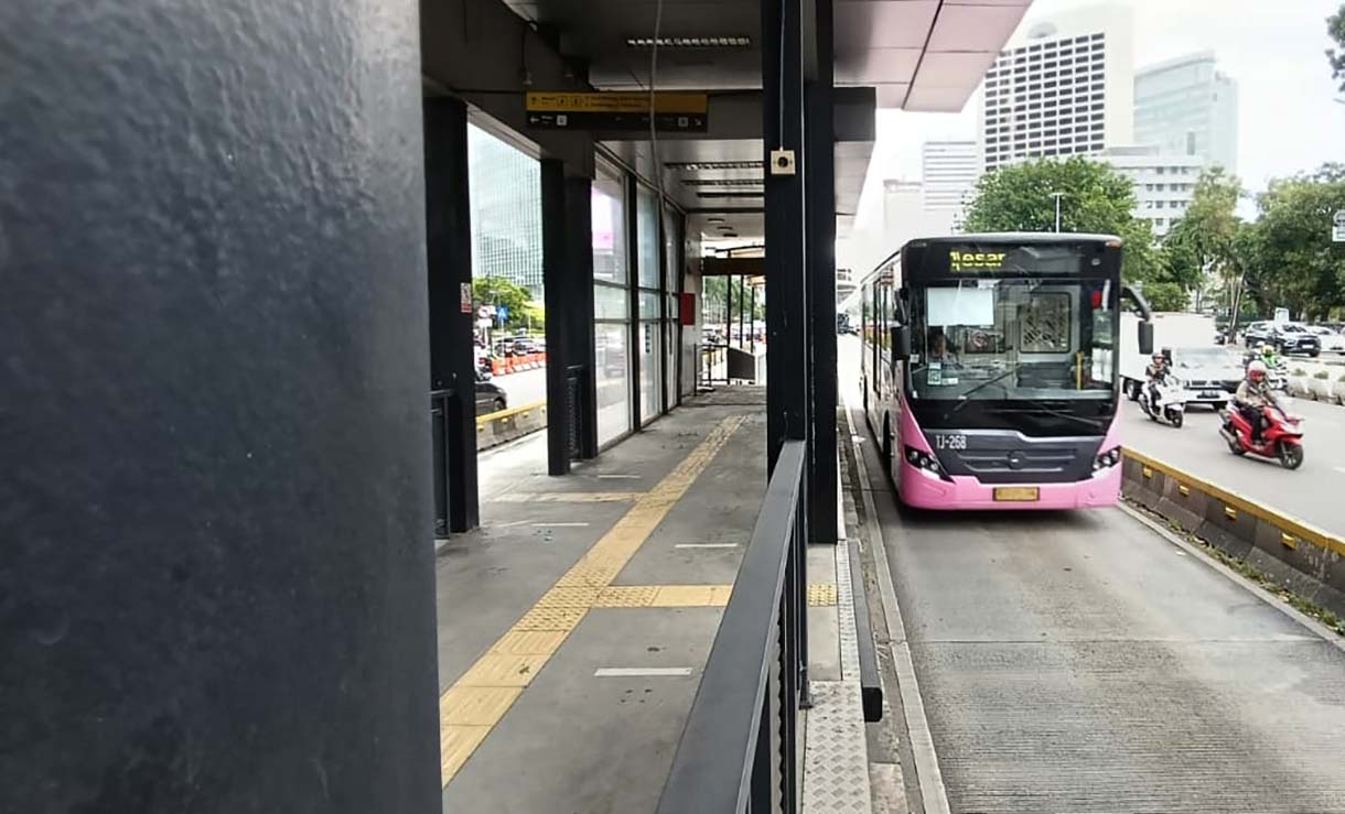 Kendaraan melintasi Halte Tosari lama di Jalan Jenderal Sudirman, Jakarta, Kamis (6/11/2025). (Beritanasional.com/Oke Atmaja)