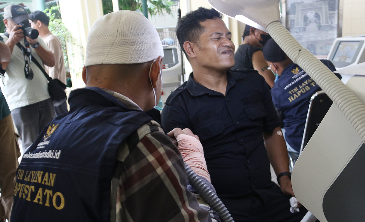 Petugas medis menghapus tato peserta menggunakan laser di Masjid Sunda Kelapa, Jakarta, Selasa(24/2/2026).  (Beritanasional.com/Oke Atmaja)
