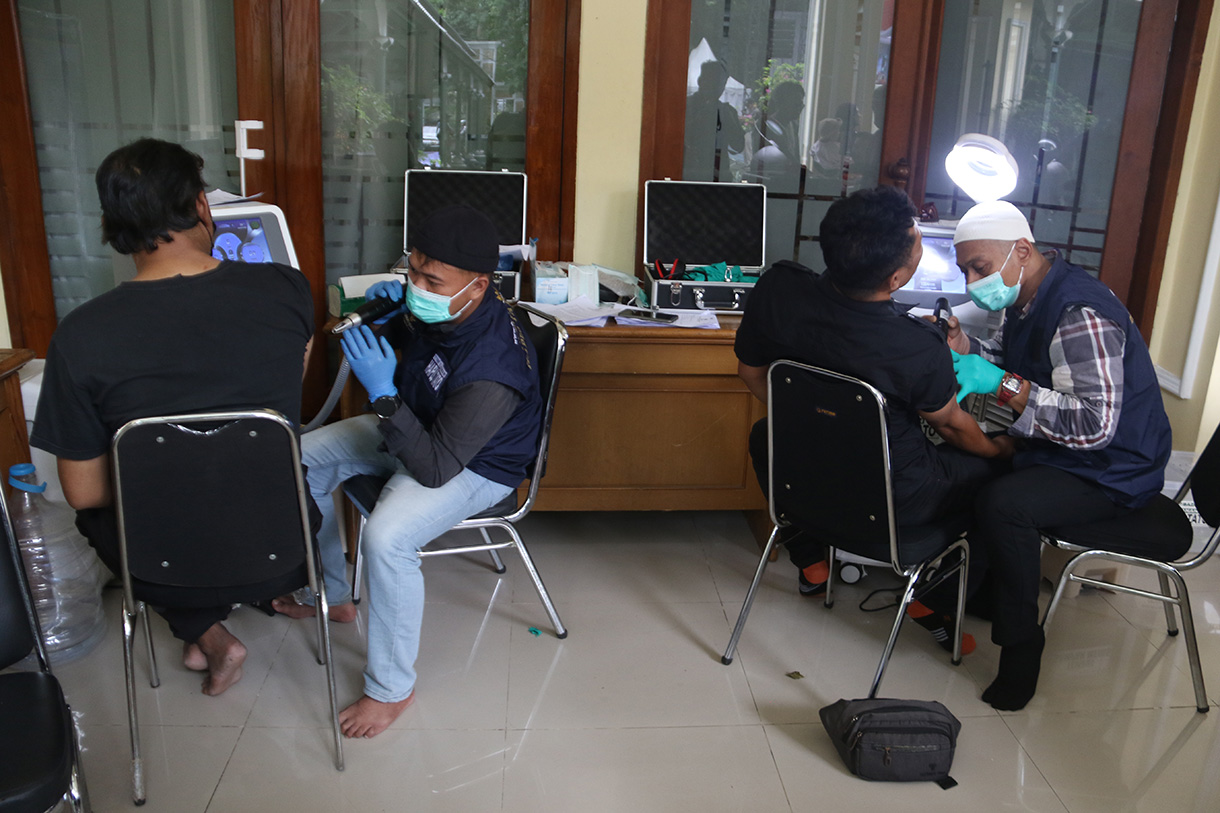 Petugas medis menghapus tato peserta menggunakan laser di Masjid Sunda Kelapa, Jakarta, Selasa(24/2/2026).  (Beritanasional.com/Oke Atmaja)
