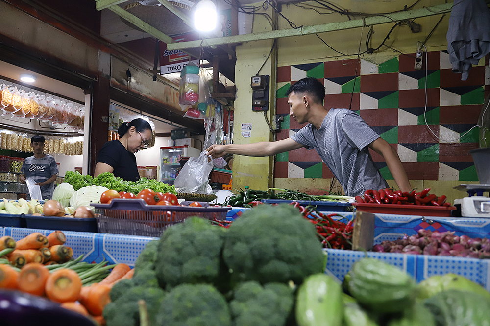 Harga Bahan Pangan Nasional Hari Ini Turun Aktivitas pasar bahan pangan di pasar agug Depok. (BeritaNasional/Elvis Sendouw)