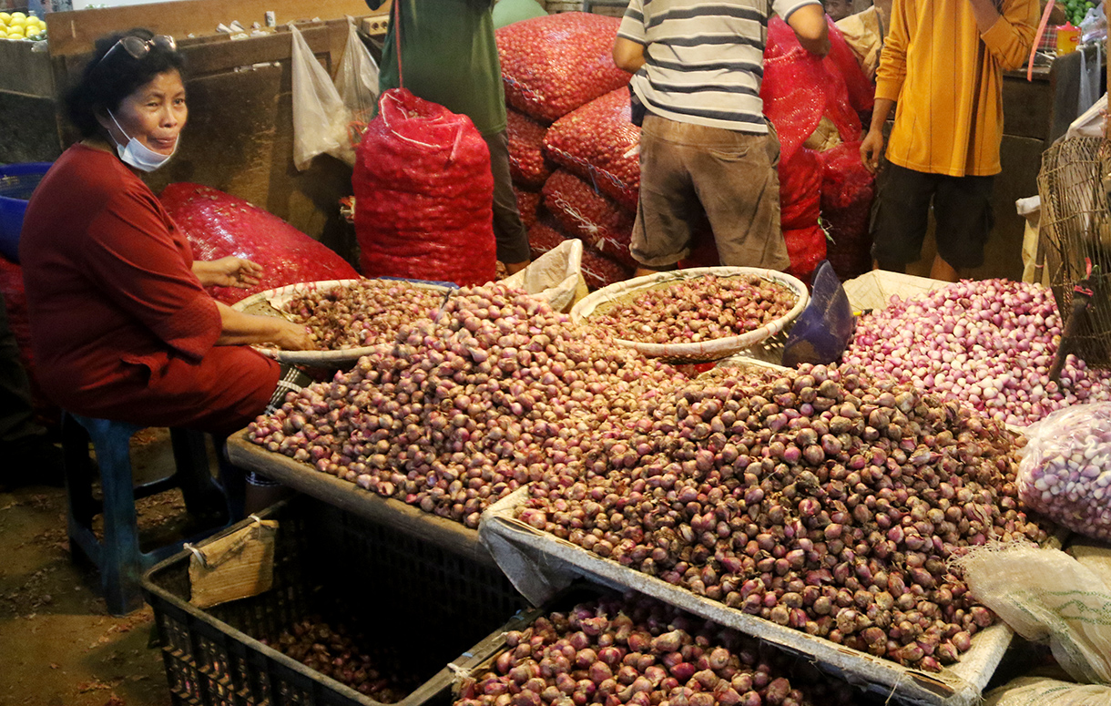 Pedagang sedang menilah bawang putih di Pasar Induk, Kramat Jati, Jakarta, Sabtu (11/4/2026).(Beritanasional.com/Oke Atmaja)