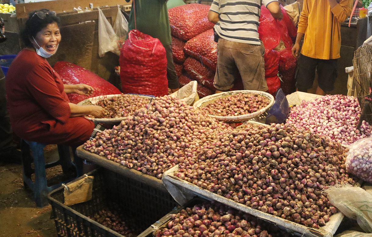 Pedagang sedang menilah bawang putih di Pasar Induk, Kramat Jati, Jakarta, Sabtu (11/4/2026).(Beritanasional.com/Oke Atmaja)