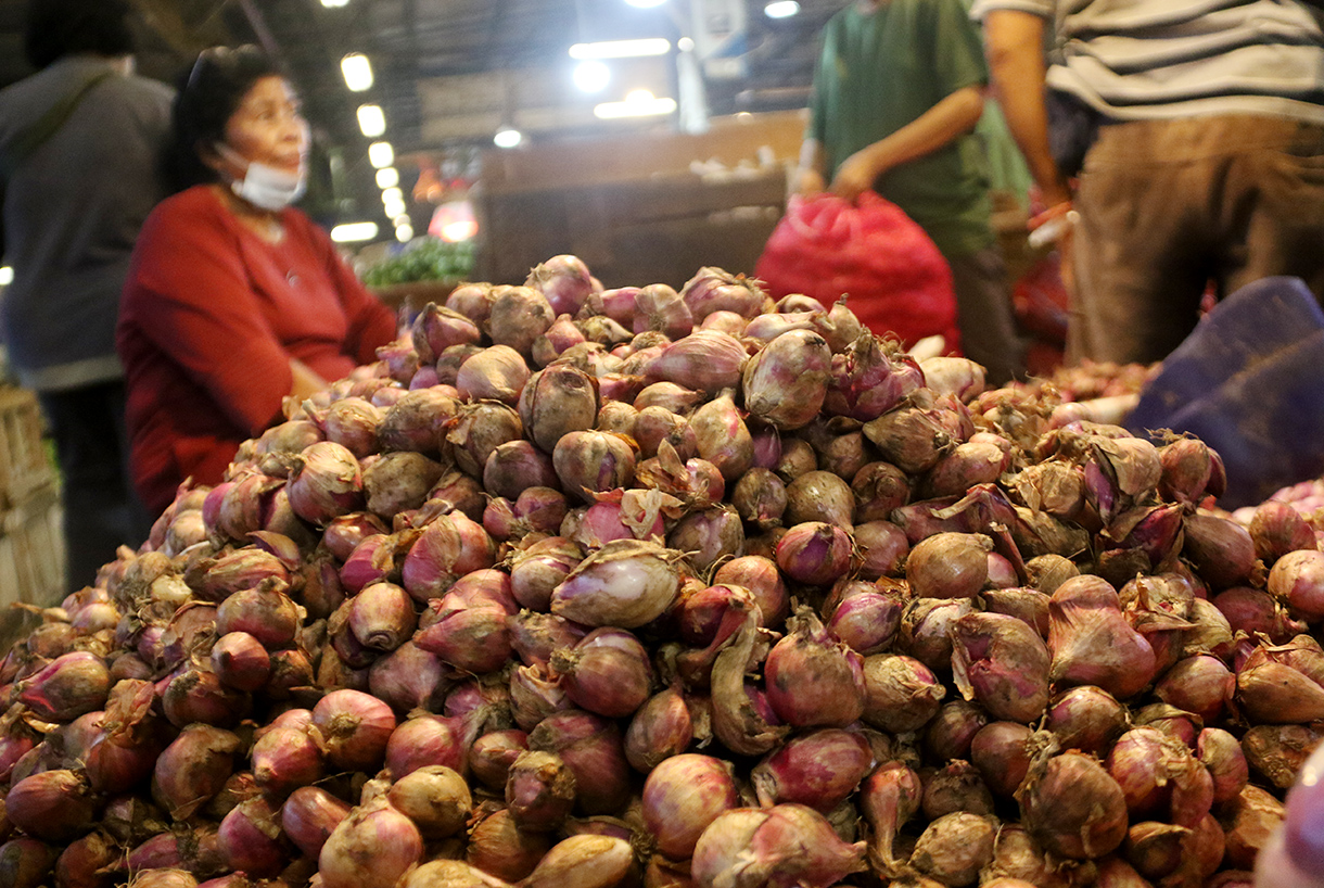 Pedagang sedang menilah bawang putih di Pasar Induk, Kramat Jati, Jakarta, Sabtu (11/4/2026).(Beritanasional.com/Oke Atmaja)