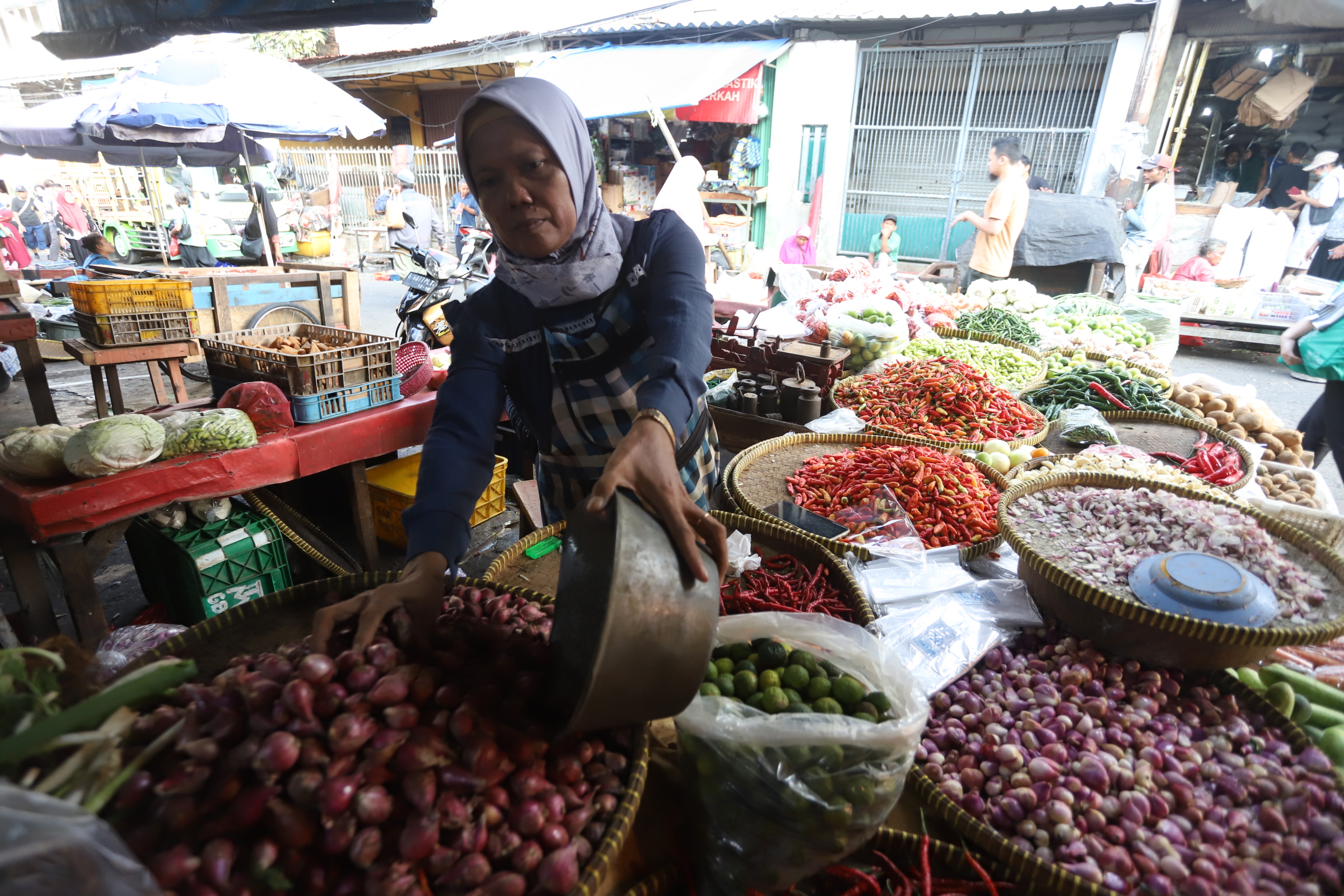 Pedagang menata bawang merah di pasar Kebayoran Lama, Jakarta, Kamis (2/5/2024).  (BeritaNasional.Com/Oke Atmaja)