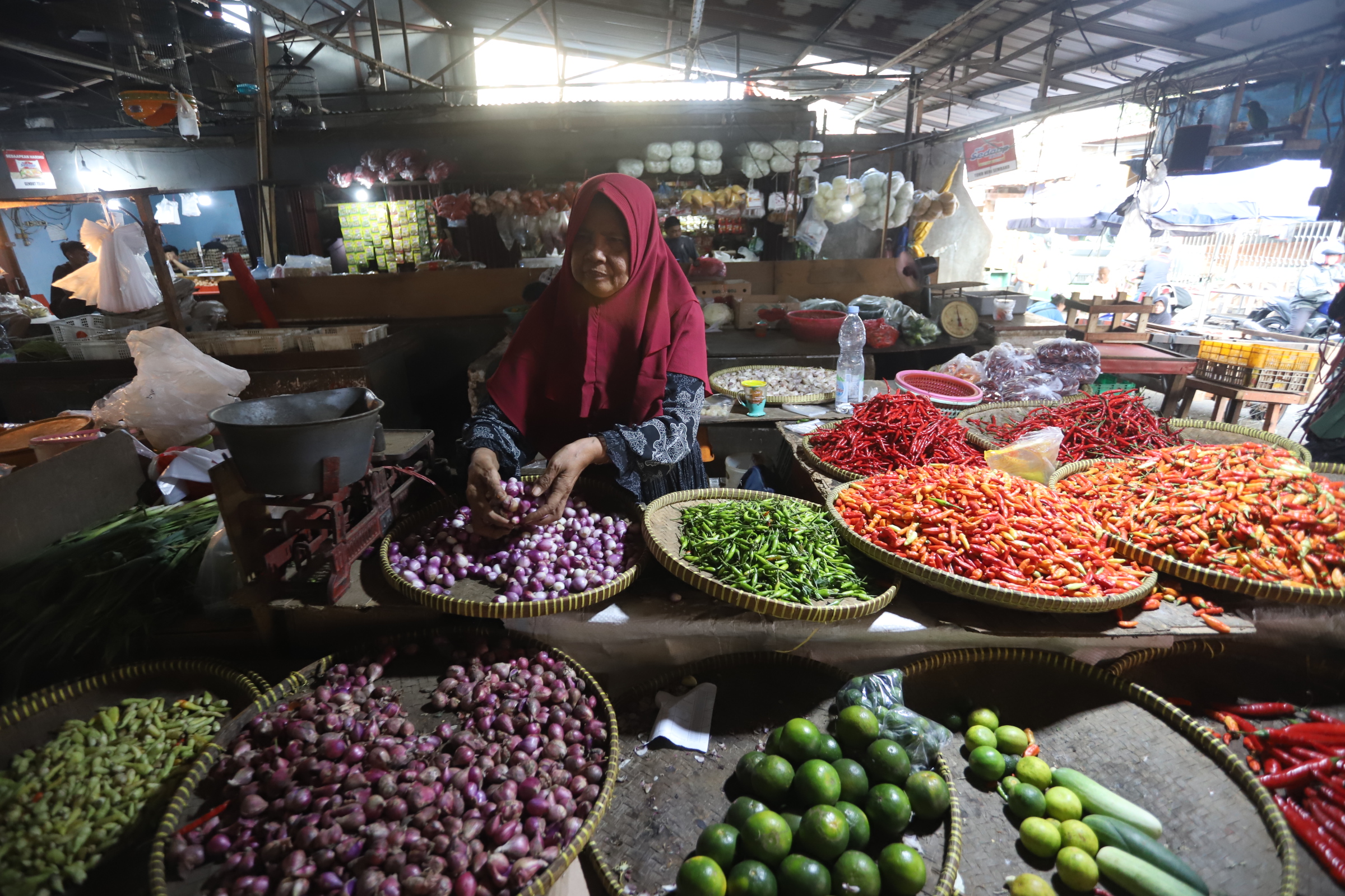 Pedagang menata bawang merah di pasar Kebayoran Lama, Jakarta, Kamis (2/5/2024).  (BeritaNasional.Com/Oke Atmaja)