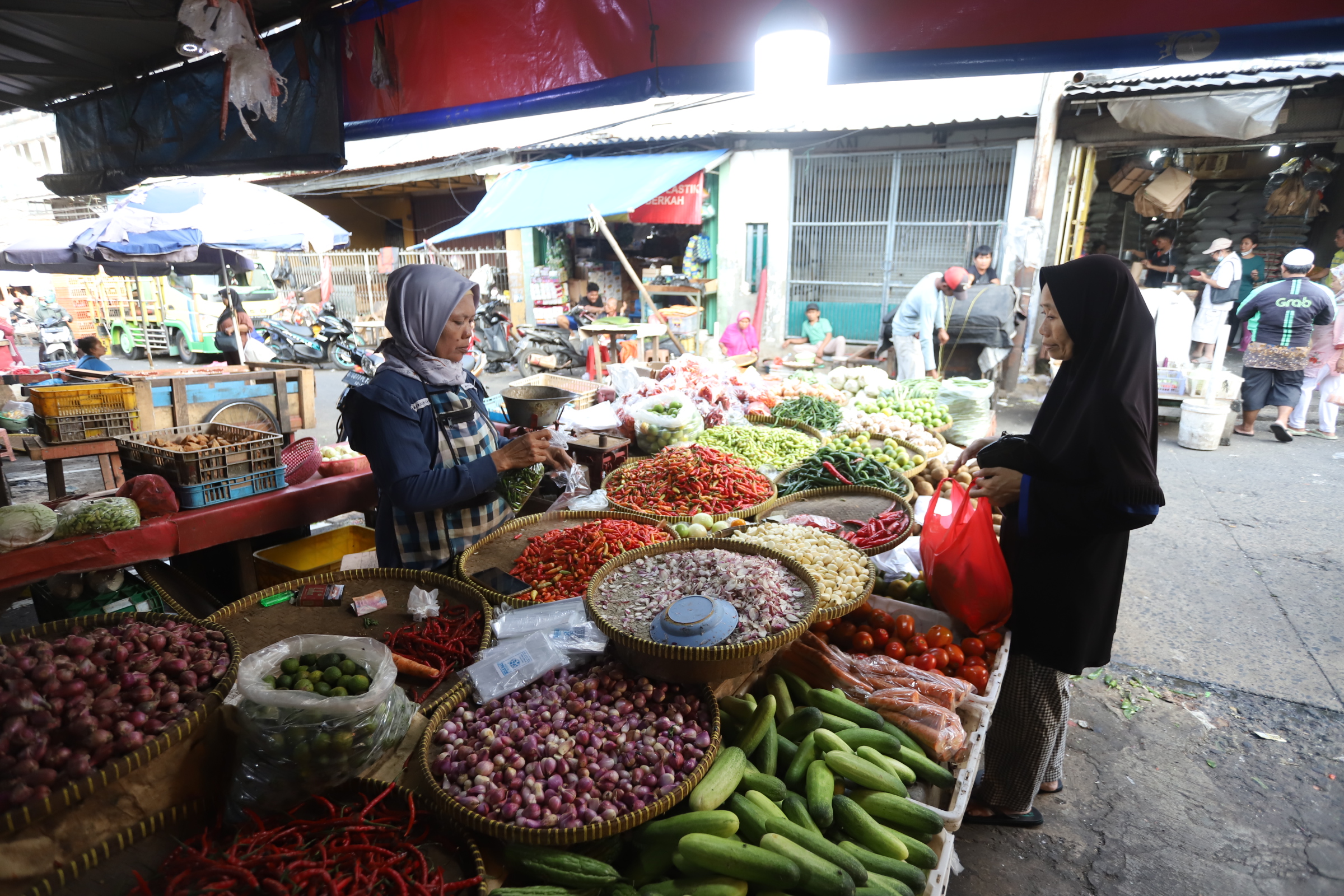 Pedagang menata bawang merah di pasar Kebayoran Lama, Jakarta, Kamis (2/5/2024).  (BeritaNasional.Com/Oke Atmaja)