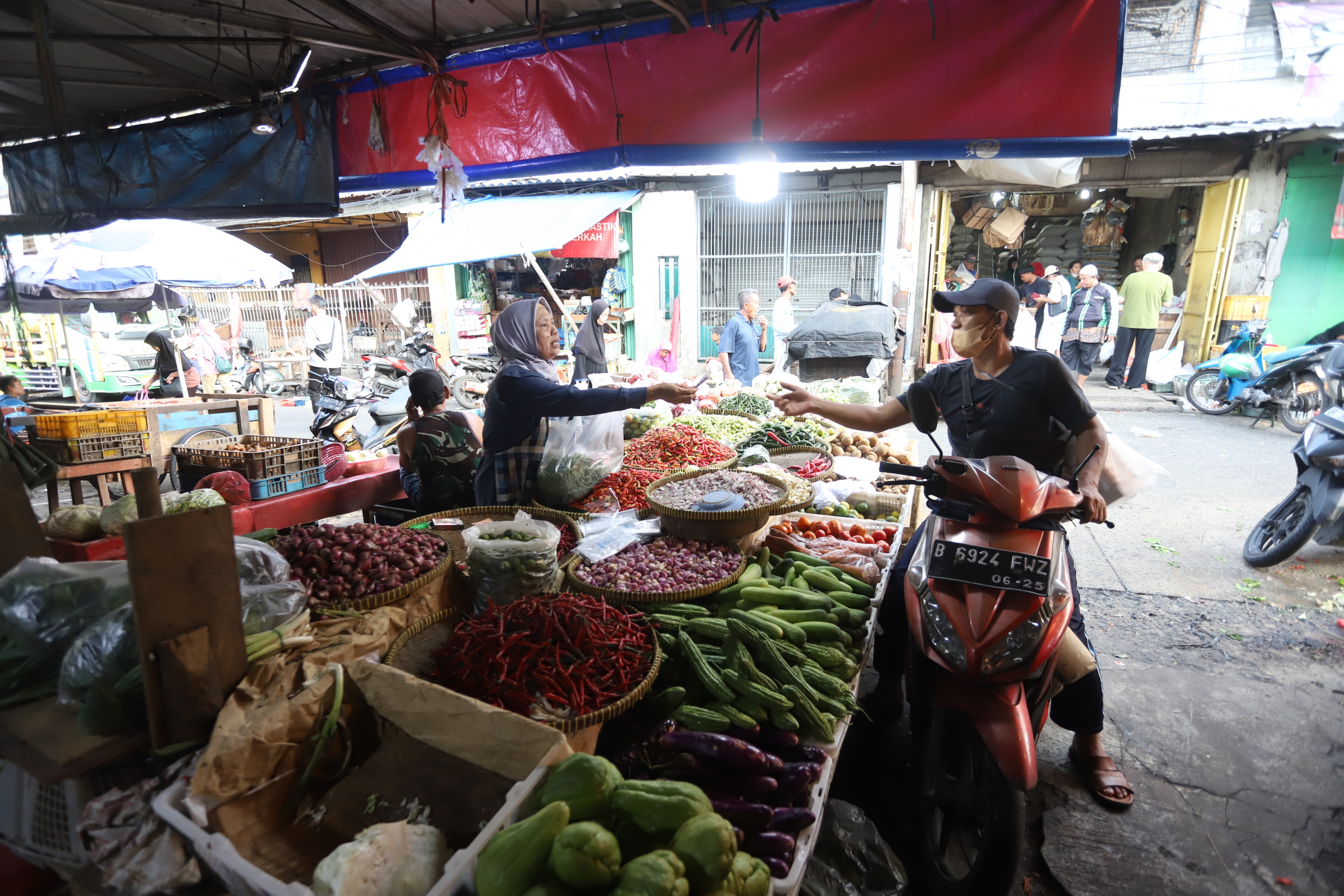 Pedagang menata bawang merah di pasar Kebayoran Lama, Jakarta, Kamis (2/5/2024).  (BeritaNasional.Com/Oke Atmaja)