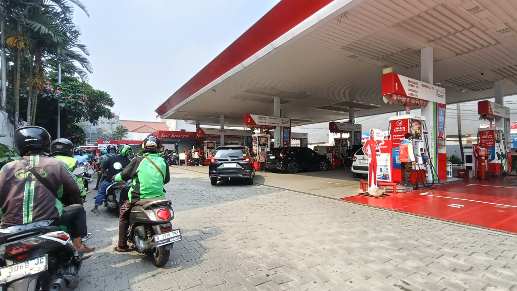 Warga melakukan pengisian bahan bakar minyak (BBM) jenis Pertamax di SPBU Pertamina Cikini, Jakarta, Rabu (10/6/2026). (Beritanasional.com/Oke Atmaja)
