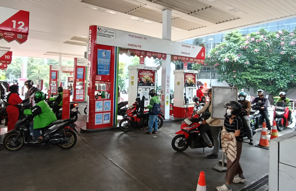 Warga melakukan pengisian BBM jenis Pertamax di SPBU Pertamina Cikini, Jakarta, Rabu (10/6/2026). (Beritanasional.com/Oke Atmaja)