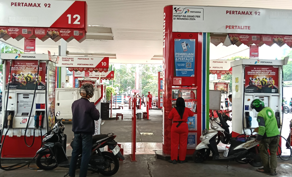 Warga melakukan pengisian bahan bakar minyak (BBM) jenis Pertamax di SPBU Pertamina Cikini, Jakarta, Rabu (10/6/2026). (Beritanasional.com/Oke Atmaja)