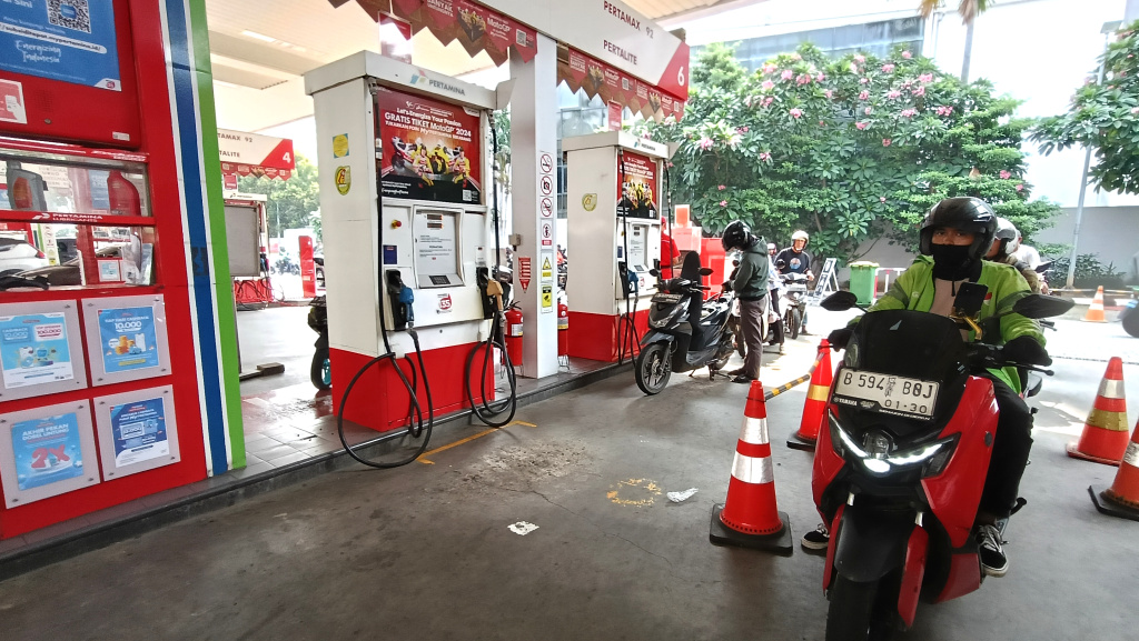 Warga melakukan pengisian bahan bakar minyak (BBM) jenis Pertamax di SPBU Pertamina Cikini, Jakarta, Rabu (10/6/2026). (Beritanasional.com/Oke Atmaja)