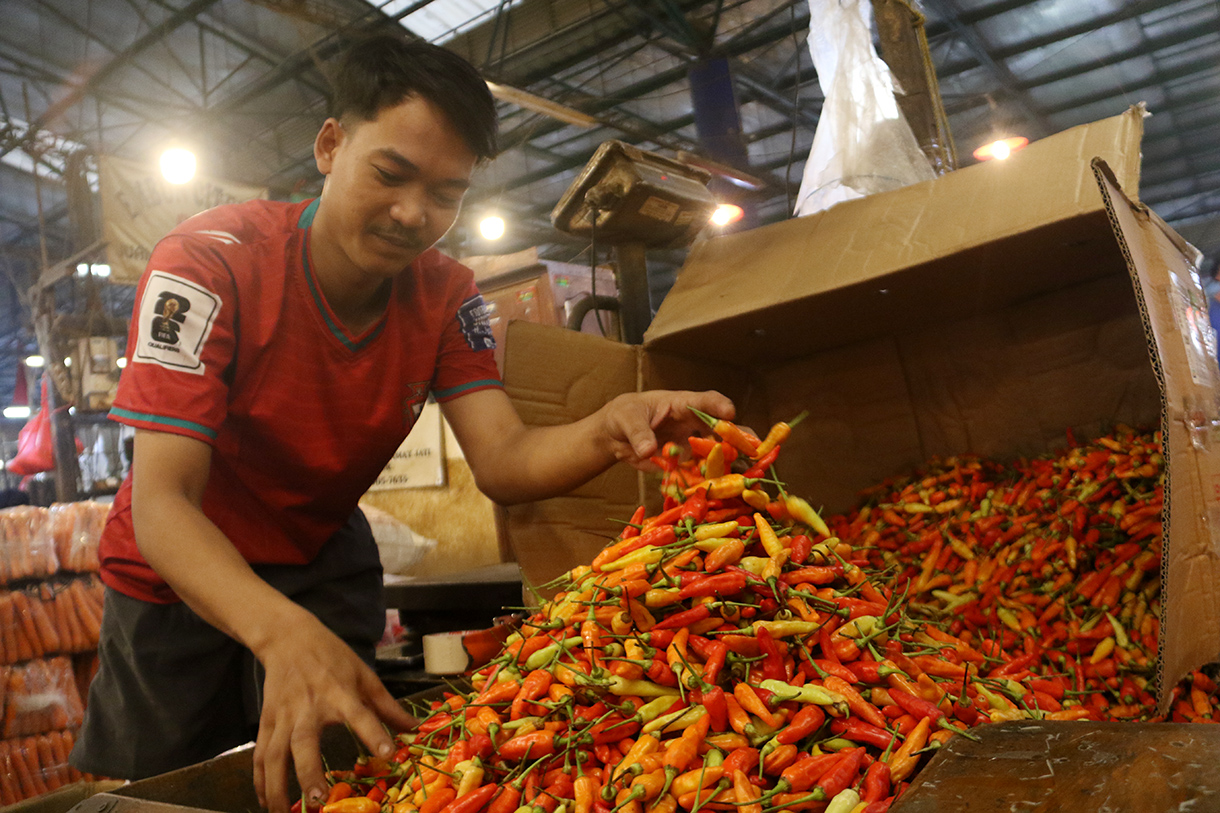 Pedagang menilah cabai rawit di Pasar Iduk, Kramat Jati, Jakarta, Rabu (8/4/2026).(Beritanasional.com/Oke Atmaja)
