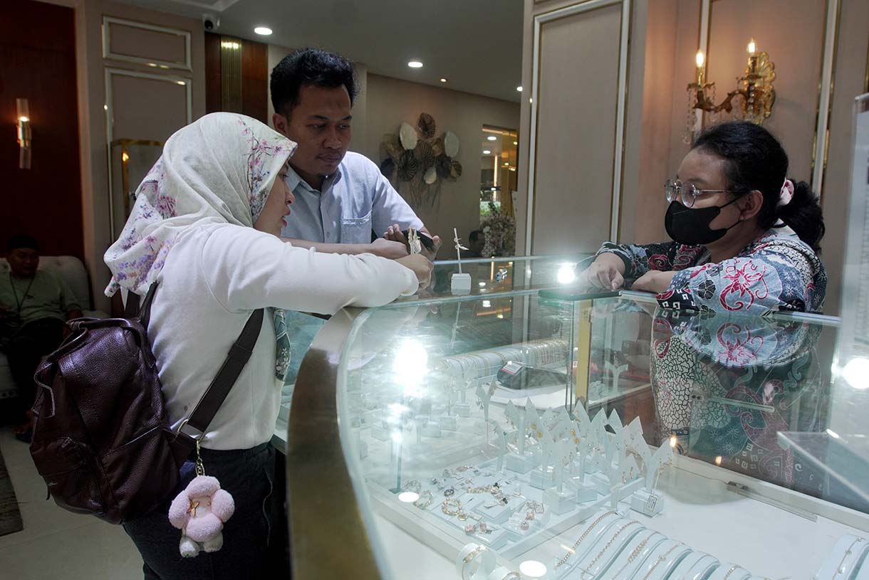 Pengunjung memilih  perhiasan emas di Gerai Galeri 24 PT Pegadaian, Kawasan Jalan Salemba Raya, Kenari, Jakarta Pusat, Rabu (15/10/2025). (Beritanasional.com/Oke Atmaja)