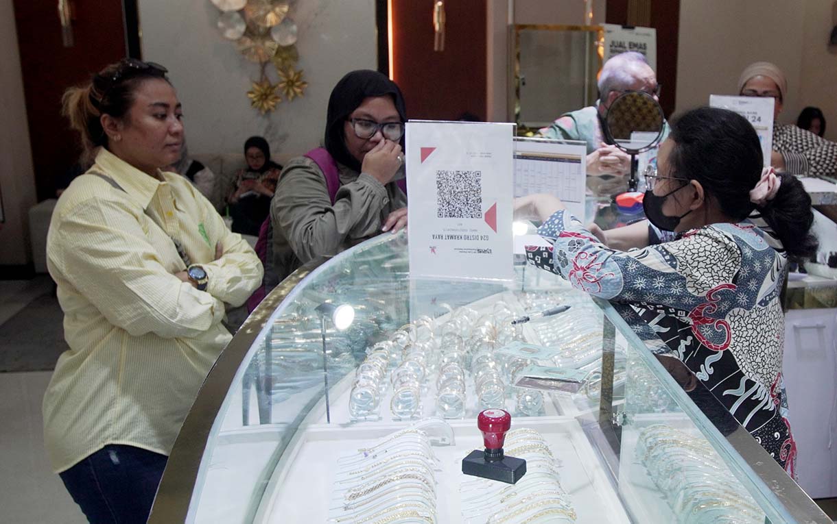 Pengunjung memilih  perhiasan emas di Gerai Galeri 24 PT Pegadaian, Kawasan Jalan Salemba Raya, Kenari, Jakarta Pusat, Rabu (15/10/2025). (Beritanasional.com/Oke Atmaja)
