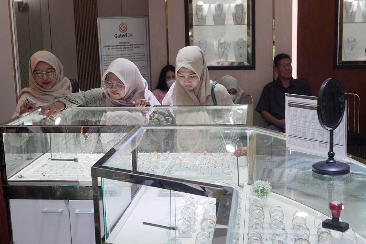Pengunjung memilih  perhiasan emas di Gerai Galeri 24 PT Pegadaian, Kawasan Jalan Salemba Raya, Kenari, Jakarta Pusat, Rabu (15/10/2025). (Beritanasional.com/Oke Atmaja)