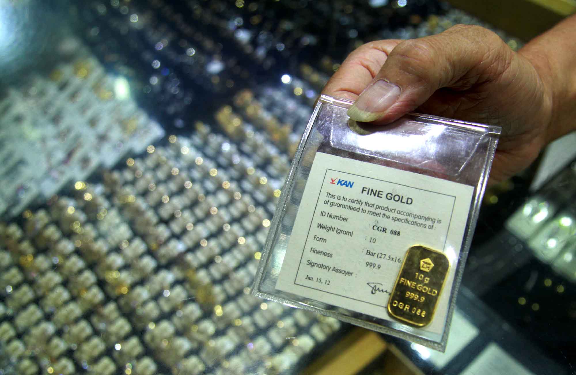 Penjual perhiasan emas menata dagangannya di Cikini Gold Center, Jakarta, Senin (17/3/2025). (Beritanasional.com/Oke Atmaja)