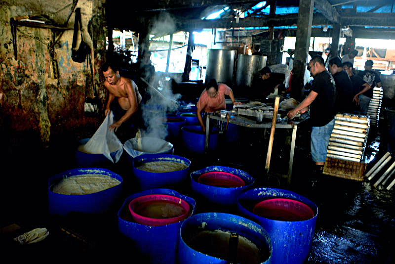 Harga Impor Kedelai Meroket Imbas Perang Dagang AS-China Prudusen tahu berbahan dasar kacang kedelai di Jakarta resah akibat perang dagang AS-China. (BeritaNasional/Elvis Sendouw)