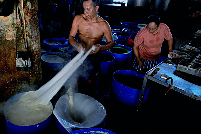Harga Impor Kedelai Meroket Imbas Perang Dagang AS-China Prudusen tahu berbahan dasar kacang kedelai di Jakarta resah akibat perang dagang AS-China. (BeritaNasional/Elvis Sendouw)