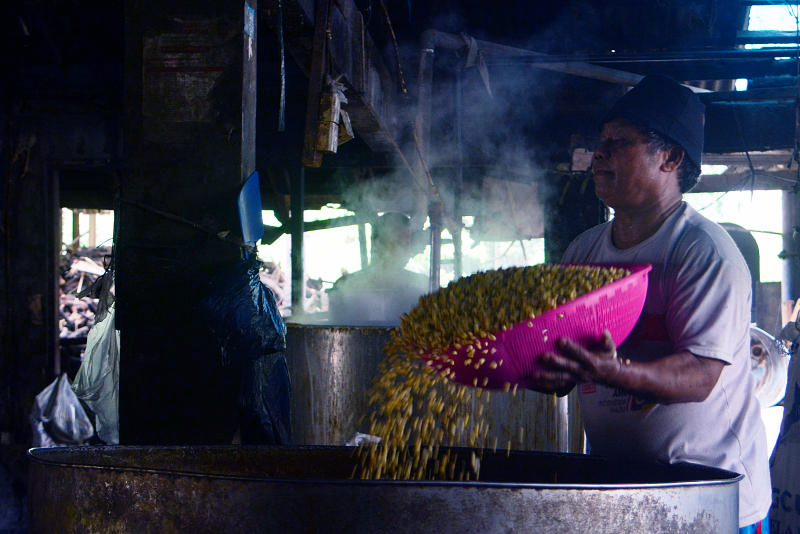 Harga Impor Kedelai Meroket Imbas Perang Dagang AS-China Prudusen tahu berbahan dasar kacang kedelai di Jakarta resah akibat perang dagang AS-China. (BeritaNasional/Elvis Sendouw)