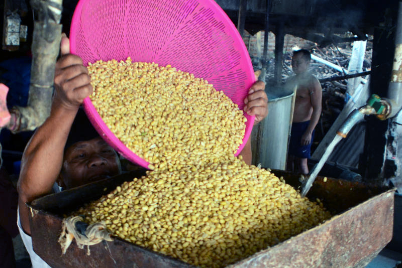 Harga Impor Kedelai Meroket Imbas Perang Dagang AS-China Prudusen tahu berbahan dasar kacang kedelai di Jakarta resah akibat perang dagang AS-China. (BeritaNasional/Elvis Sendouw)