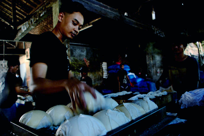 Harga Impor Kedelai Meroket Imbas Perang Dagang AS-China Prudusen tahu berbahan dasar kacang kedelai di Jakarta resah akibat perang dagang AS-China. (BeritaNasional/Elvis Sendouw)