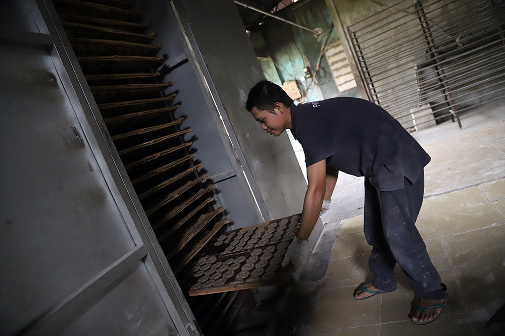 Pekerja menyelesaikan pembuatan kerupuk kaleng di Depok. (BeritaNasional/Elvis Sendouw)