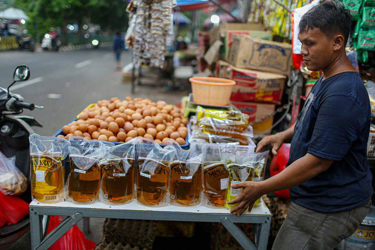 Pedagang menata Minyakkita di agen kawasan Klender, Jakarta Timur, Minggu (24/11/2024).(BeritaNasional.com/Oke Atmaja)