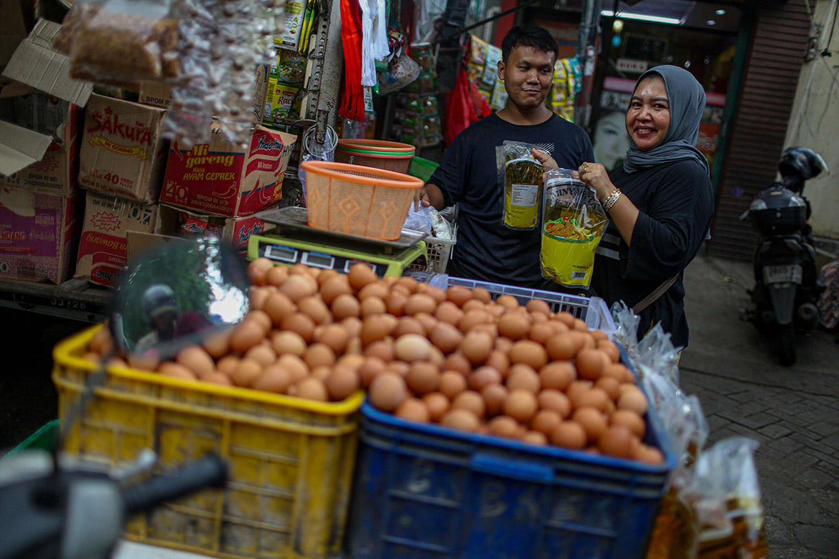 Pedagang menata Minyakkita di agen kawasan Klender, Jakarta Timur, Minggu (24/11/2024).(BeritaNasional.com/Oke Atmaja)