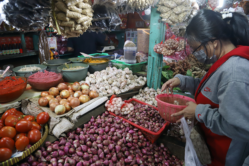 Suasana pasar di depok harga cabai naik. (BeritaNasional/Elvis Senduw)