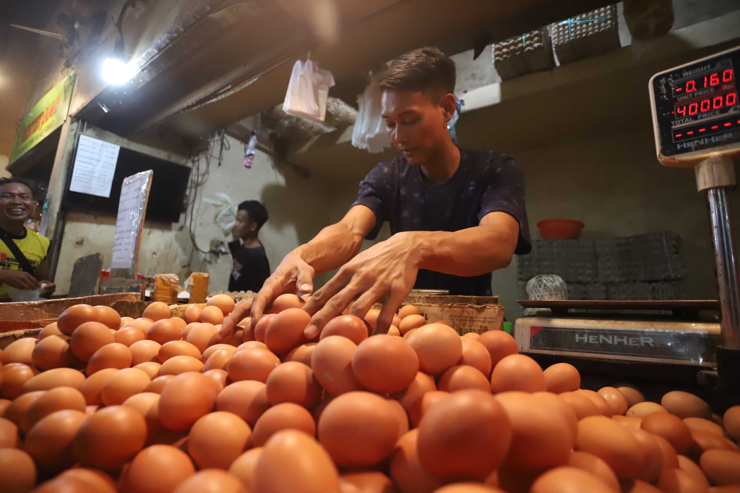 Pedagang saat merapihkan telur ayam di toko miliknya di Pasar Kebayoran Lama, Jakarta,Minggu (5/5/2024).  (BeritaNasional.Com/Oke Atmaja)