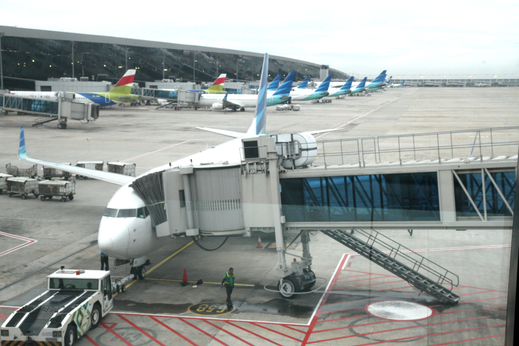 Petugas darat melakukan bongkar muat sebuah pesawat komersil di Bandara Soekarno Hatta, Tangerang, Banten, Selasa (3/12/2024).  (BeritaNasional.com/Oke Dwi Atmaja)