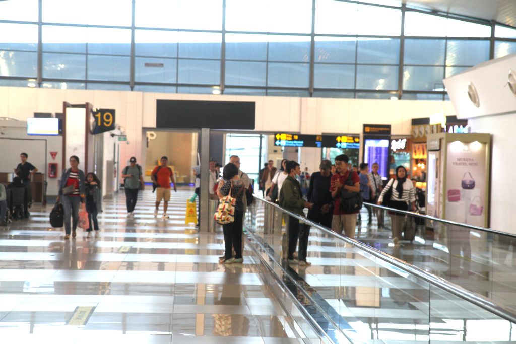 Petugas darat melakukan bongkar muat sebuah pesawat komersil di Bandara Soekarno Hatta, Tangerang, Banten, Selasa (3/12/2024).  (BeritaNasional.com/Oke Dwi Atmaja)