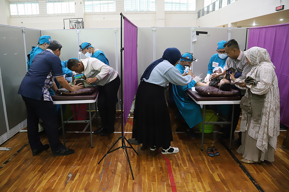 Orang tua dan keluarga menghibur anak peserta Khitanan Massal, di Gedung Juang Merah Putih KPK. (BeritaNasional/Elvis Sendouw)