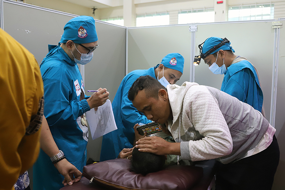 Orang tua dan keluarga menghibur anak peserta Khitanan Massal, di Gedung Juang Merah Putih KPK. (BeritaNasional/Elvis Sendouw)