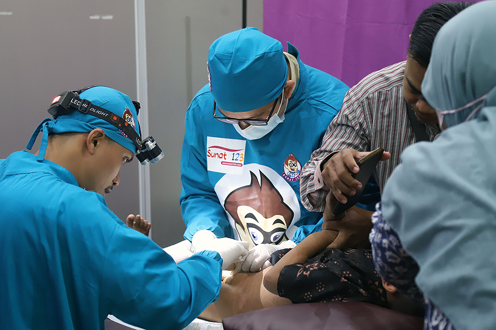 Orang tua dan keluarga menghibur anak peserta Khitanan Massal, di Gedung Juang Merah Putih KPK. (BeritaNasional/Elvis Sendouw)