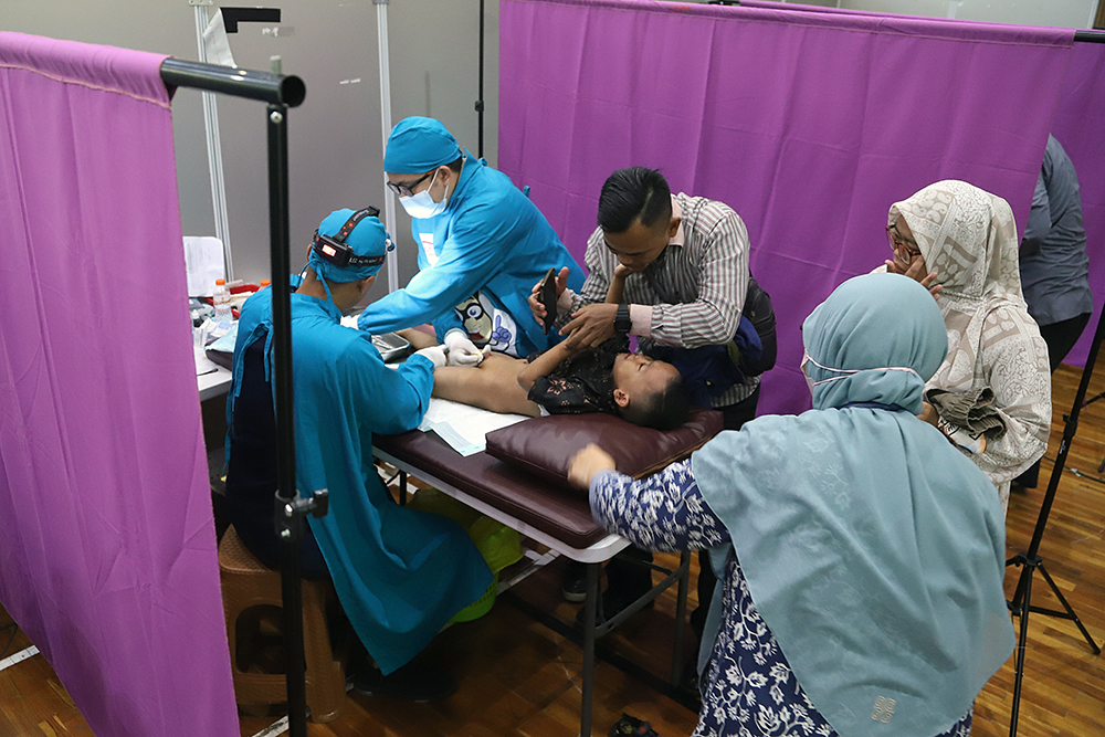 Orang tua dan keluarga menghibur anak peserta Khitanan Massal, di Gedung Juang Merah Putih KPK. (BeritaNasional/Elvis Sendouw)