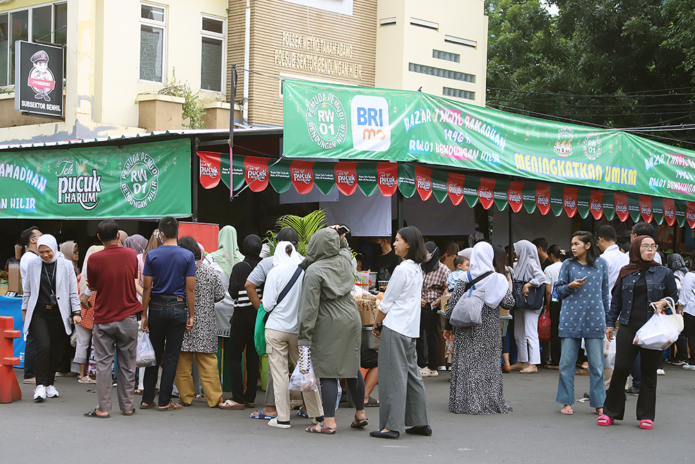 Hari ketiga puasa warga masih antusias untuk berburu takjil di bazar takjil Benhil. (BeritaNasional/Elvis Sendouw)