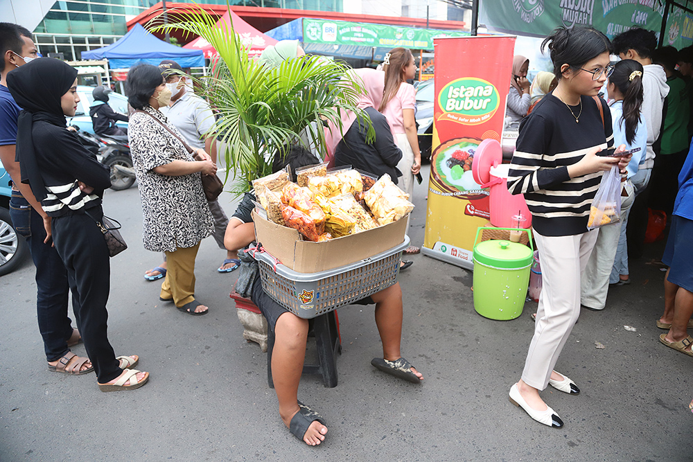 Hari ketiga puasa warga masih antusias untuk berburu takjil di bazar takjil Benhil. (BeritaNasional/Elvis Sendouw)